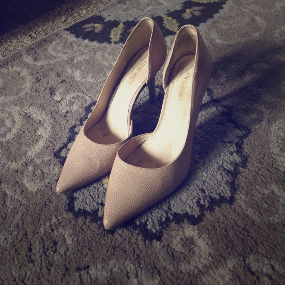Nude pumps